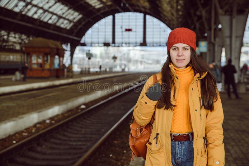 Kobieta spacer stacją kolejową