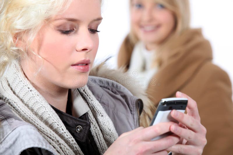 Kobieta sprawdza jej telefon komórkowego zdjęcia stock Kobieta sprawdza jej telefon komórkowego zdjęcia stock