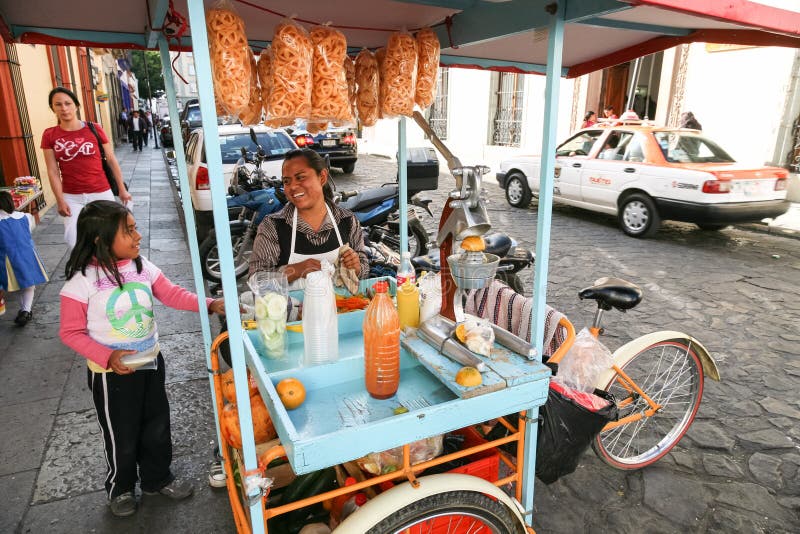 Kobieta sprzedaje świeże przekąski, owoc i soki w Oaxaca, Meksyk obraz stock