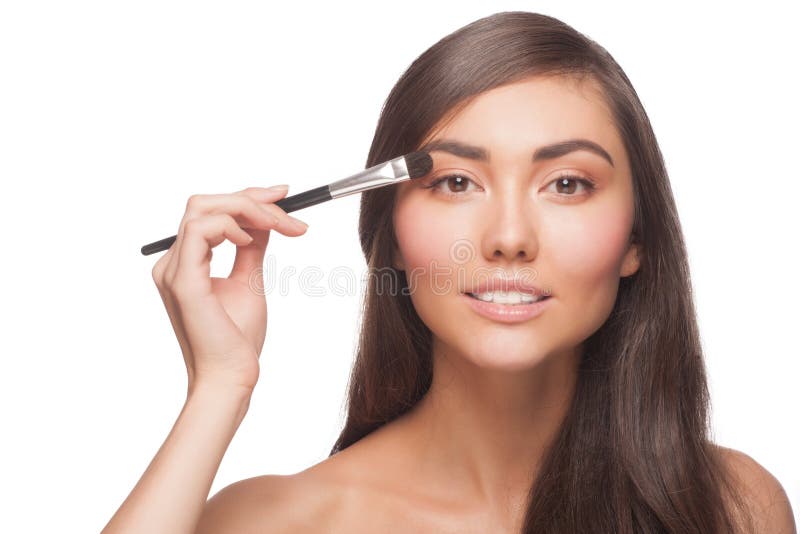 Kobieta stosuje eyeshadow zdjęcie stock Kobieta stosuje eyeshadow zdjęcie stock