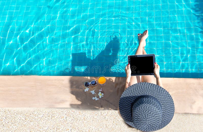 Kobieta stylu życia sztuki laptopu pływackiego basenu relaksujący pobliski luksusowy sunbath, letni dzień przy miejscowością nadm