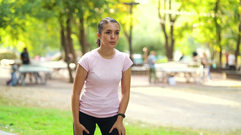 Kobieta szykuje się do biegania w parku