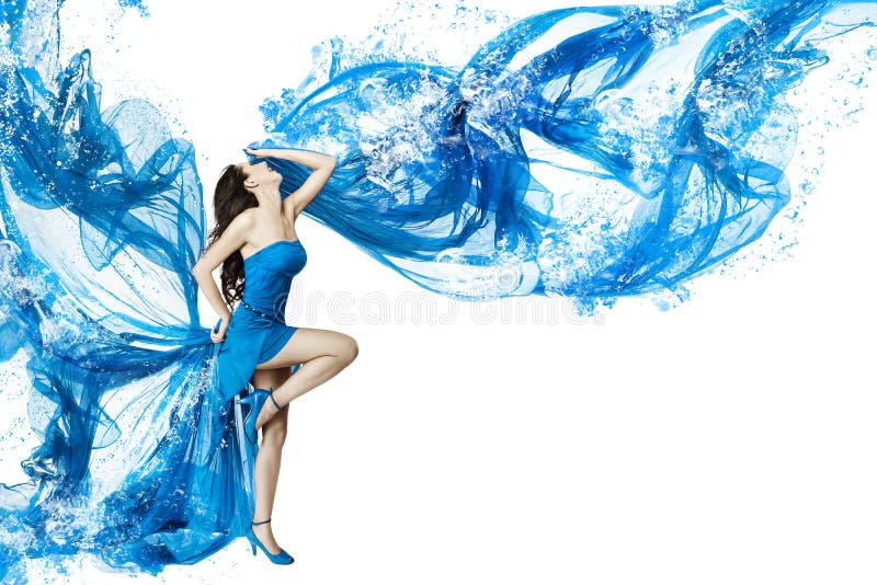 Kobieta taniec w błękitne wody sukni