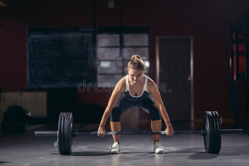 Kobieta trzyma barbell w ona ręki fotografia royalty free Kobieta trzyma barbell w ona ręki fotografia royalty free