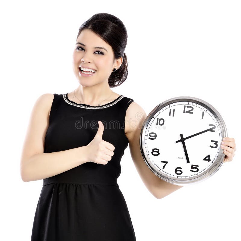 Kobieta trzyma dużego zegar