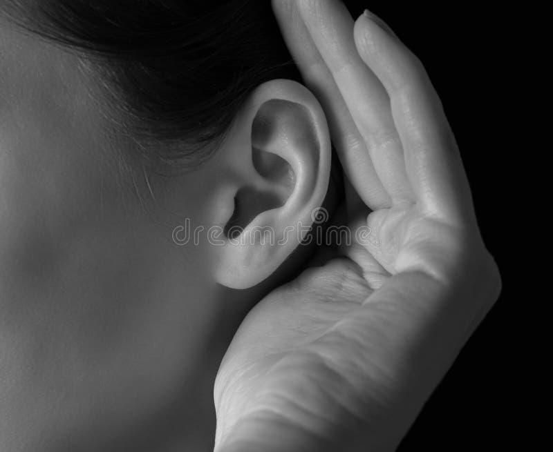 Kobieta trzyma jej rękę blisko ucho zdjęcie royalty free