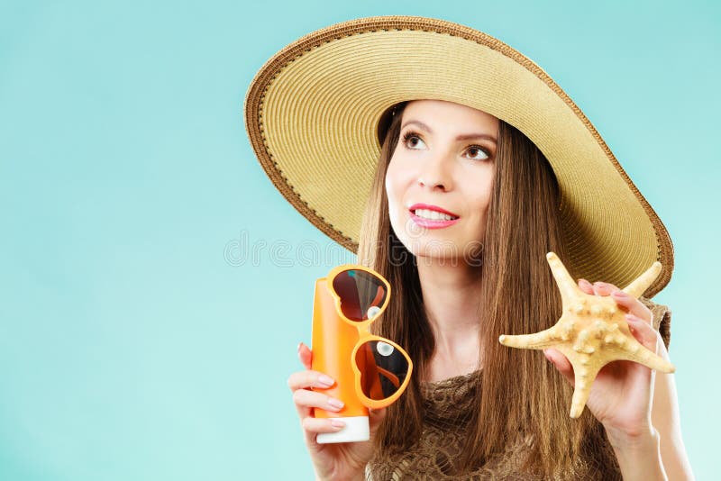Kobieta trzyma okulary przeciws?onecznych i sunscreen p?ukank? zdjęcia stock Kobieta trzyma okulary przeciws?onecznych i sunscreen p?ukank? zdjęcia stock
