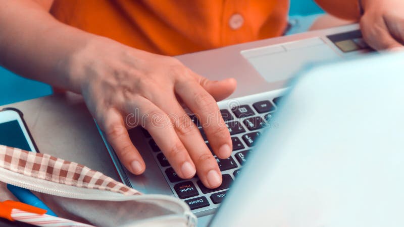 Kobieta u?ywa labtop komputeru t?o zdjęcie royalty free Kobieta u?ywa labtop komputeru t?o zdjęcie royalty free