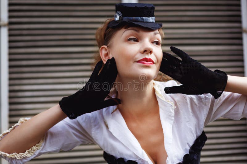 Kobieta ubierająca up w retro stylowy pozować obrazy stock Kobieta ubierająca up w retro stylowy pozować obrazy stock
