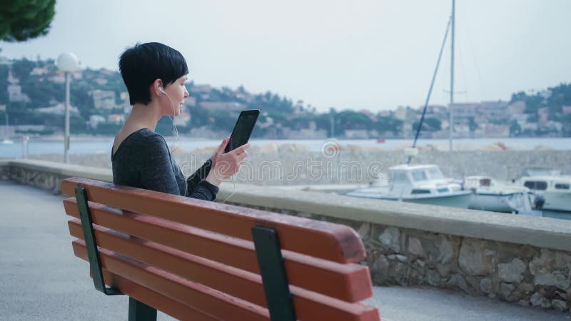 Kobieta używa app wideo na dotyka ekranu pastylce fotografia stock Kobieta używa app wideo na dotyka ekranu pastylce fotografia stock