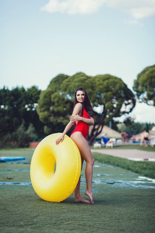 Kobieta uśmiecha się pozować w swimsuit zdjęcie royalty free Kobieta uśmiecha się pozować w swimsuit zdjęcie royalty free