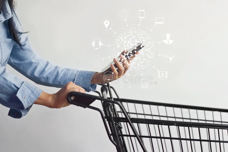 Kobieta używa mobilnych zapłat online zakupy i ikona klienta sieci związek obrazy stock Kobieta używa mobilnych zapłat online zakupy i ikona klienta sieci związek obrazy stock