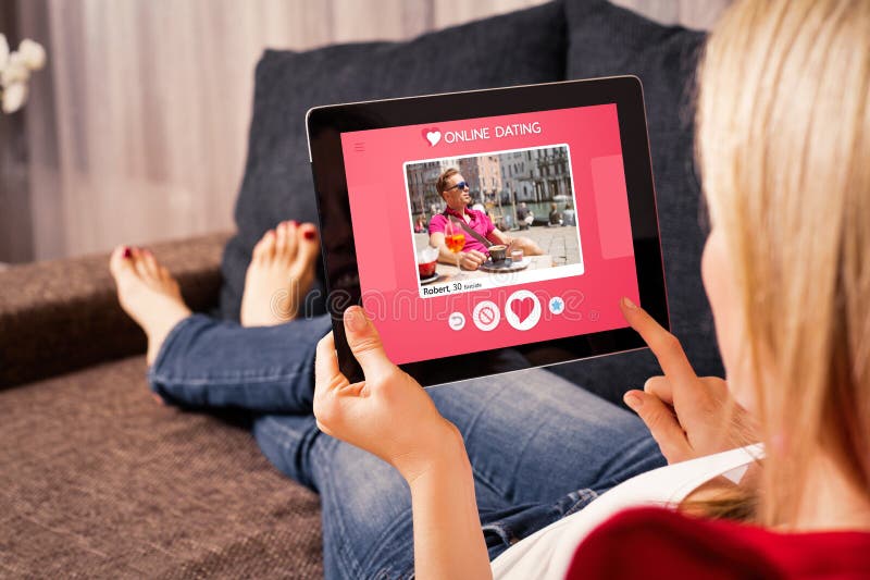 Kobieta używa online datuje app na pastylce zdjęcia stock Kobieta używa online datuje app na pastylce zdjęcia stock