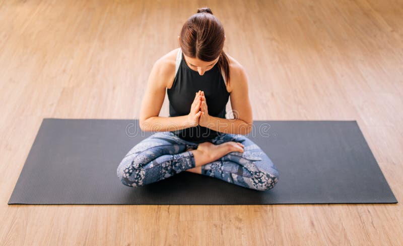 Kobieta w ardha padmasana joga pozie obrazy stock Kobieta w ardha padmasana joga pozie obrazy stock