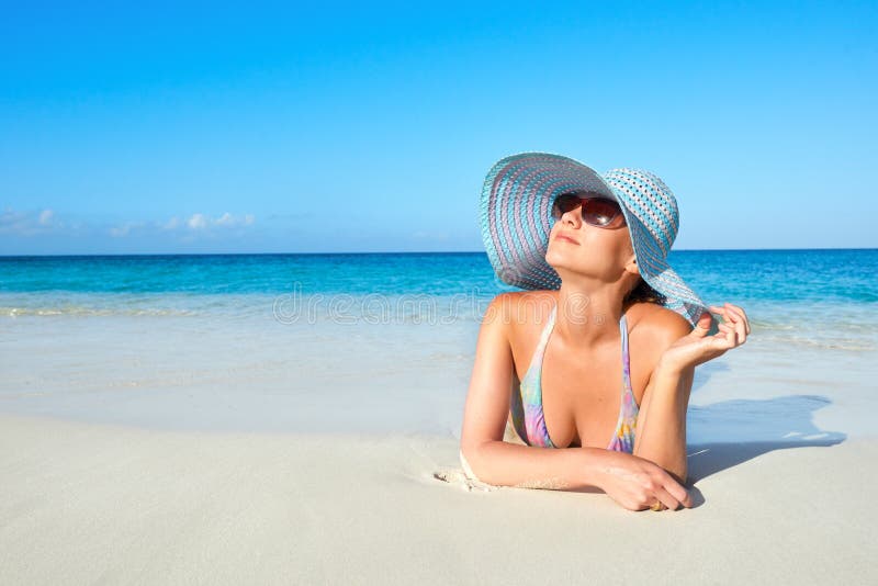 Kobieta w bikini i lato kapeluszu cieszy się na tropikalnej plaży zdjęcie stock Kobieta w bikini i lato kapeluszu cieszy się na tropikalnej plaży zdjęcie stock