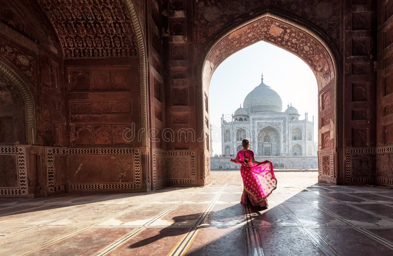 Kobieta w czerwonym saree/sari w Taj Mahal, Agra, Uttar Pradesh, Indie
