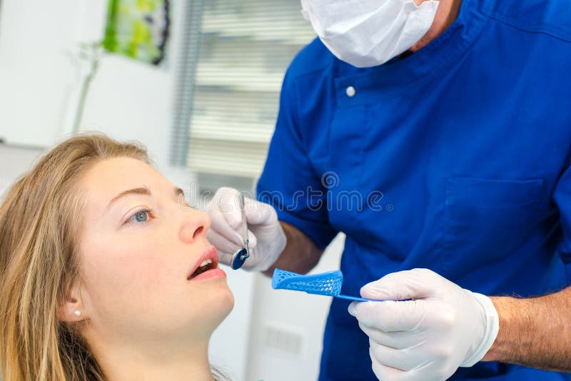 Kobieta w dentysty krześle zdjęcie stock Kobieta w dentysty krześle zdjęcie stock