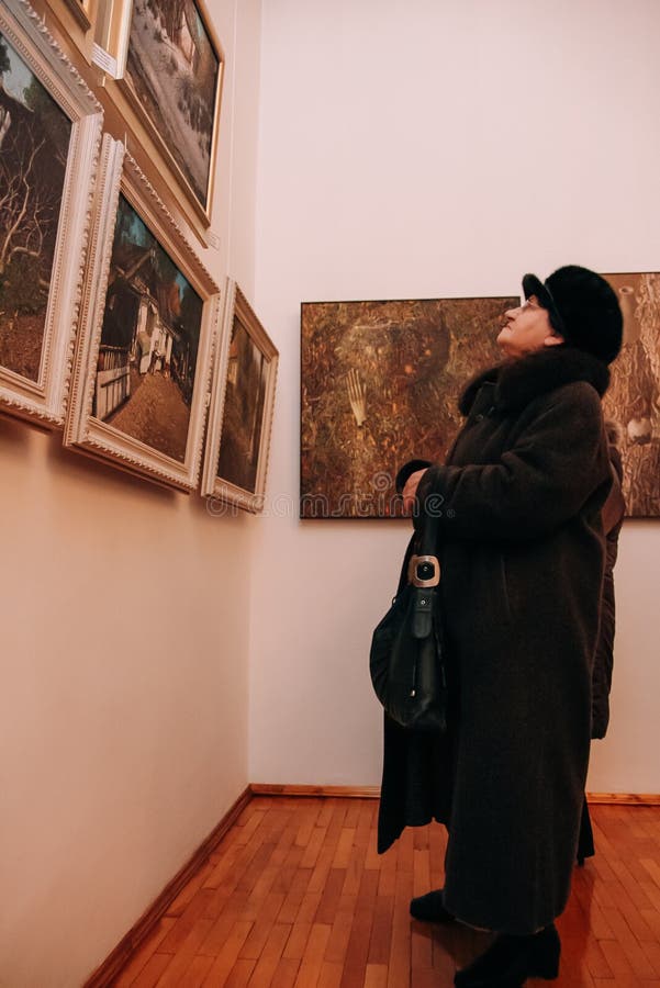 Kobieta w galerii sztuki zdjęcie stock Kobieta w galerii sztuki zdjęcie stock