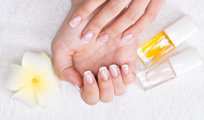 Kobieta w gwoździa salonu dostawania manicurze fotografia stock Kobieta w gwoździa salonu dostawania manicurze fotografia stock