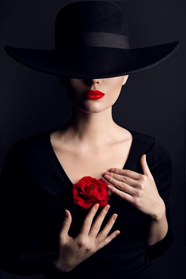 Kobieta w kapeluszu, róża kwiat na sercu, Elegancki moda modela piękna portret na Czarnych, Czerwonych wargach Chujący oczy