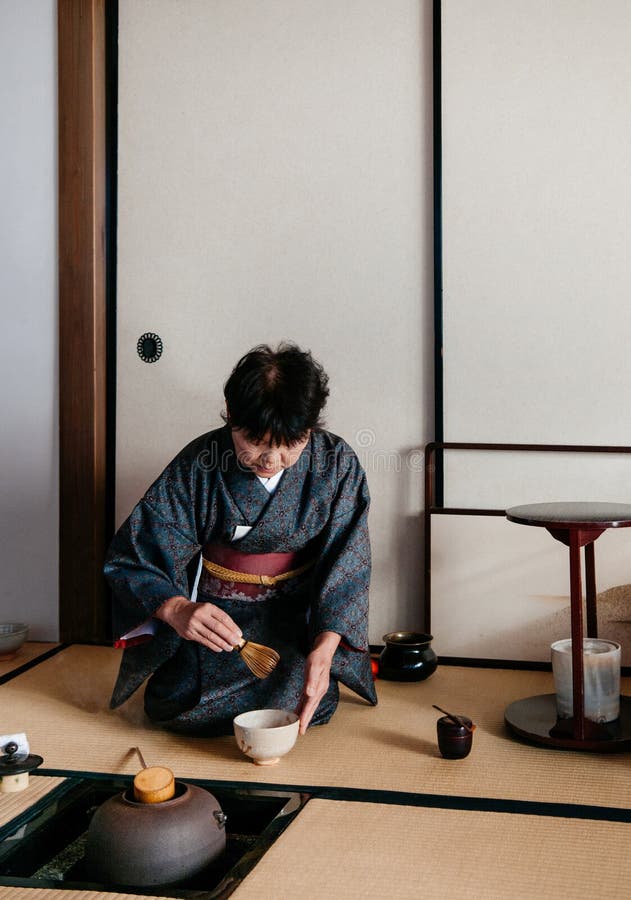 Kobieta w kimono sukni Japońskiej herbacianej ceremonii, Japonia fotografia stock Kobieta w kimono sukni Japońskiej herbacianej ceremonii, Japonia fotografia stock