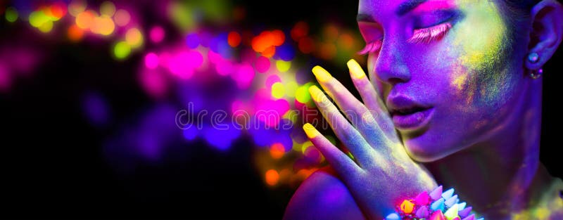 Kobieta w neonowym świetle, portret piękny model z fluorescencyjnym makeup