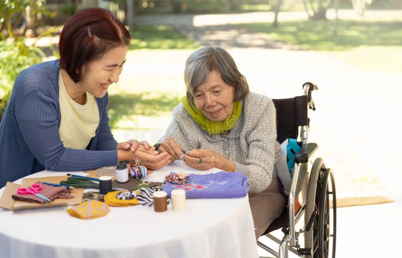 Kobieta w podeszłym wieku i córka w igle wykonują zabiegi medyczne w leczeniu alzheimersquo s lub demencji