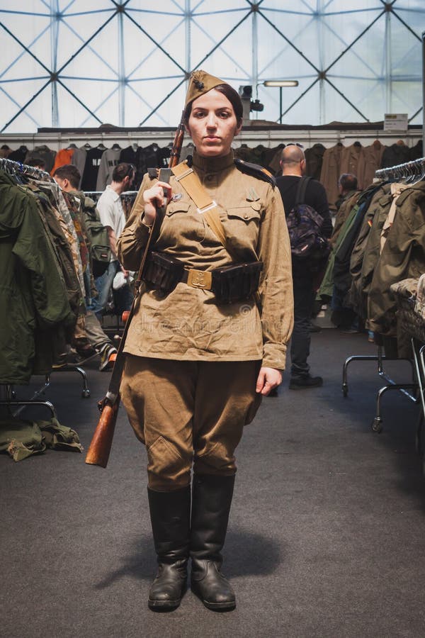 Kobieta w rocznika rosjanina mundurze przy Militalia w Mediolan, Włochy obrazy stock Kobieta w rocznika rosjanina mundurze przy Militalia w Mediolan, Włochy obrazy stock