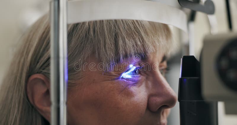 Kobieta w teście oczu lub okulistyce jako optometria medyczna lub opieka zdrowotna w klinice. dojrzały pacjent