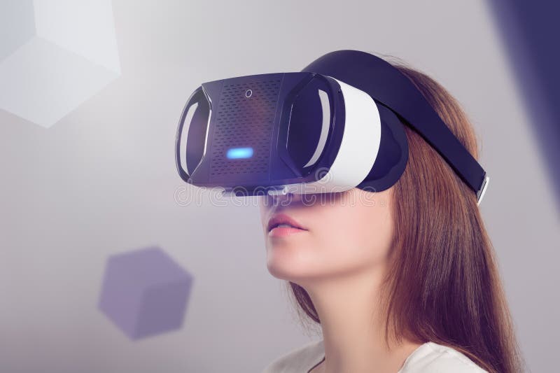Kobieta w VR słuchawki przyglądającej przy przedmiotami w rzeczywistości wirtualnej up obrazy stock