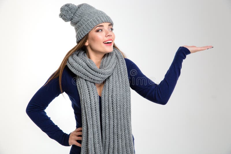 Kobieta w zimy mienia sukiennym copyspace na palmie zdjęcia stock Kobieta w zimy mienia sukiennym copyspace na palmie zdjęcia stock