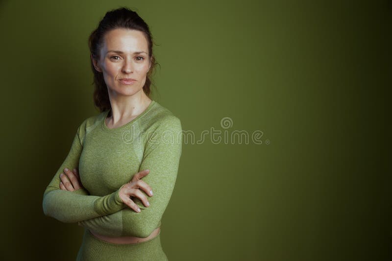 Kobieta w średnim wieku w zielonym stroju sportowym zdjęcie stock