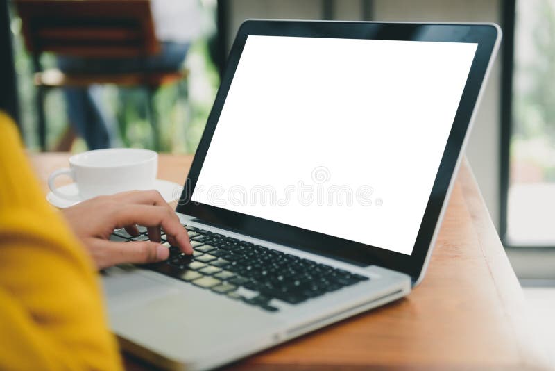 Kobieta wręcza pisać na maszynie laptop z pustym ekranem na stole w sklep z kawą Pusty laptopu ekranu egzamin próbny up dla pokaz obraz stock