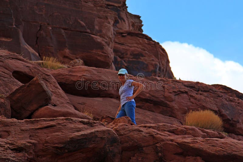 Kobieta Wycieczkuje Czerwonych Rockowych jary Utah obrazy royalty free Kobieta Wycieczkuje Czerwonych Rockowych jary Utah obrazy royalty free