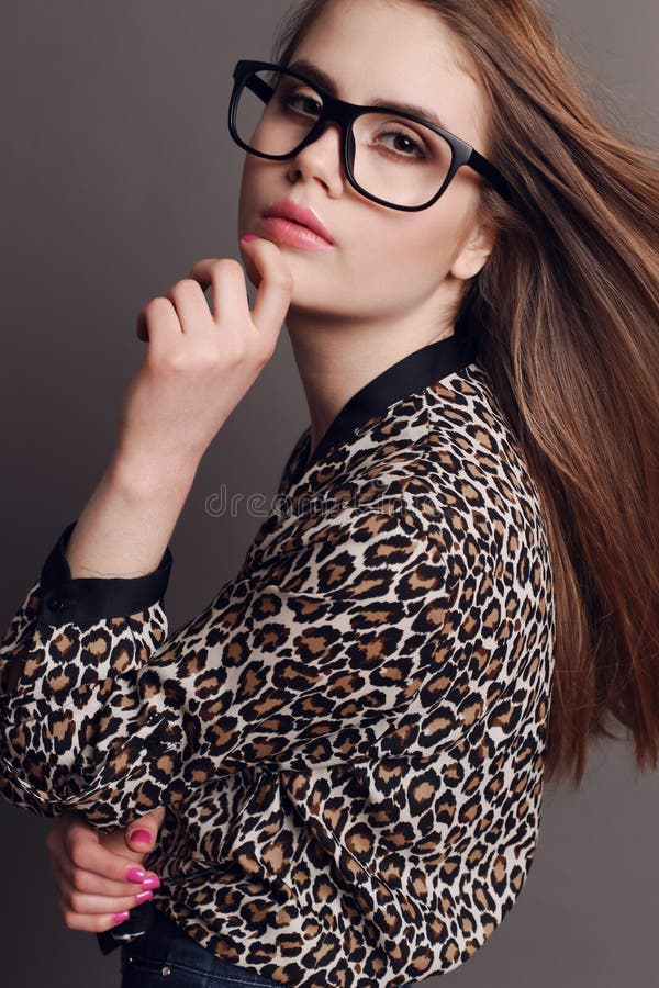 Kobieta z ciemnym włosy w eleganckim lamparta druku koszulowym z szkłami i obrazy stock Kobieta z ciemnym włosy w eleganckim lamparta druku koszulowym z szkłami i obrazy stock