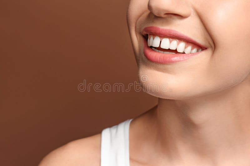 Kobieta z diastema między górnymi przednimi zębami na brązowym tle zbliżenie obrazy royalty free