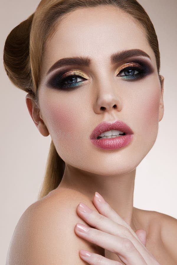 Kobieta z kijem Splendoru portret piękny kobieta model z świeżym makeup i romantyczną falistą fryzurą obrazy stock
