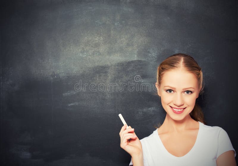 Kobieta z kredą na pustym blackboard obraz royalty free Kobieta z kredą na pustym blackboard obraz royalty free