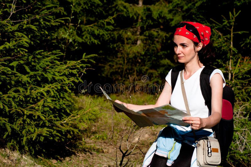 Kobieta z mapą w lesie Kobieta z mapą w lesie