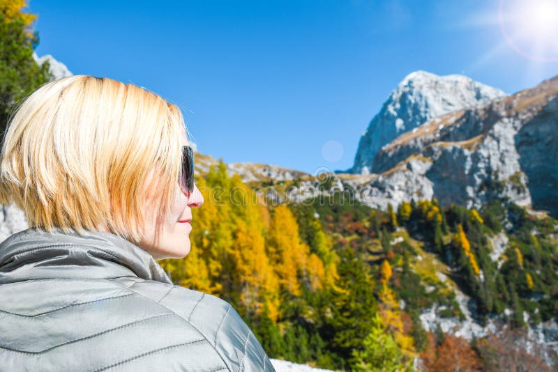 Kobieta z okularami przeciwsłonecznymi na ładnym jesień słonecznym dniu na wycieczce w Juliańskich alps trekking wysoko w górach obraz royalty free Kobieta z okularami przeciwsłonecznymi na ładnym jesień słonecznym dniu na wycieczce w Juliańskich alps trekking wysoko w górach obraz royalty free