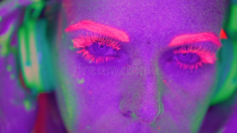 Kobieta z ULTRAFIOLETOWYM fluorescencyjnym makeup