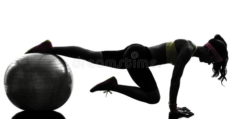 Kobieta ćwiczy sprawność fizyczna treningu deski pozyci sylwetkę