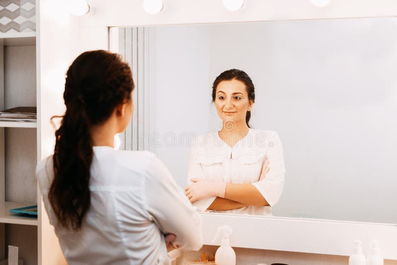 Kobiety beautician lekarka przy prac? w zdroju centrum Portret m?ody ?e?ski fachowy cosmetologist zdjęcie royalty free Kobiety beautician lekarka przy prac? w zdroju centrum Portret m?ody ?e?ski fachowy cosmetologist zdjęcie royalty free