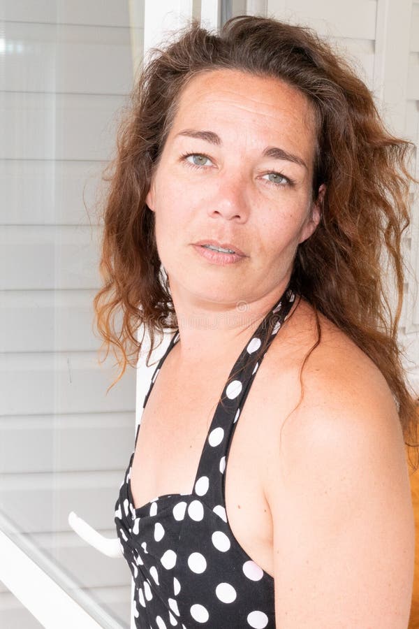 Kobiety brunetki zbliżenia w średnim wieku kędzierzawy portret w drewno ściany tle obrazy royalty free Kobiety brunetki zbliżenia w średnim wieku kędzierzawy portret w drewno ściany tle obrazy royalty free