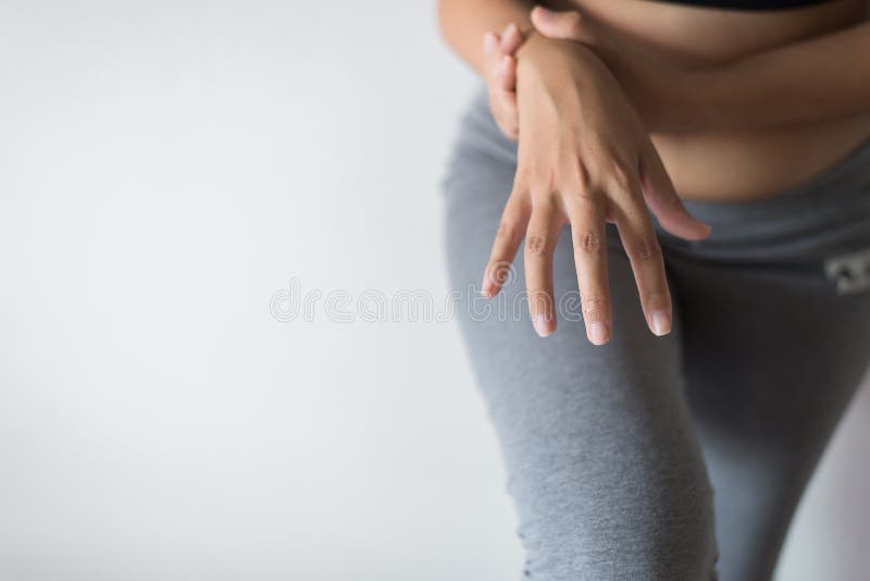 Kobiety cierpienie z Parkinson ` s choroby objawami obrazy stock Kobiety cierpienie z Parkinson ` s choroby objawami obrazy stock