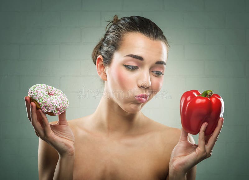 Kobiety dieta Pączek lub dzwonkowi pieprze? obraz royalty free