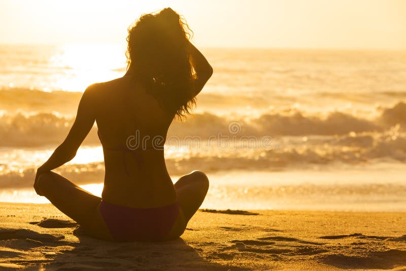 Kobiety Dziewczyny Siedząca Wschód słońca Zmierzchu Bikini Plaża obrazy royalty free Kobiety Dziewczyny Siedząca Wschód słońca Zmierzchu Bikini Plaża obrazy royalty free
