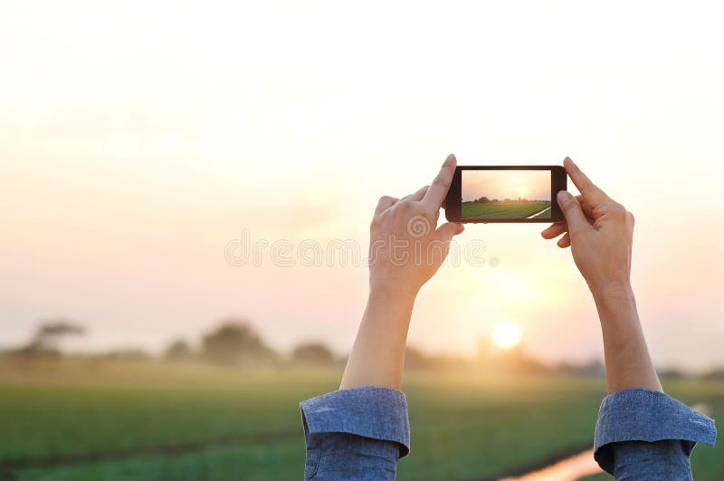 Kobiety fotografii wiejska preria w zmierzchu, relaksuje czas obrazy royalty free Kobiety fotografii wiejska preria w zmierzchu, relaksuje czas obrazy royalty free