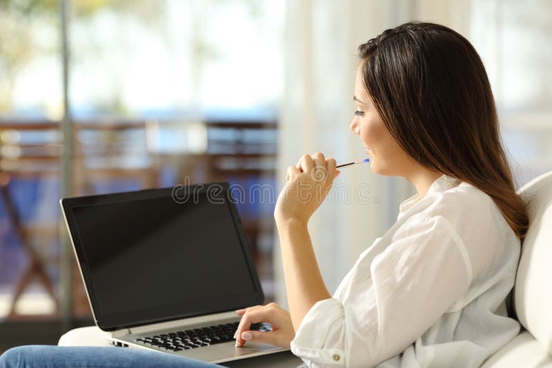 Kobiety główkowanie używać laptop z pustym ekranem obraz stock