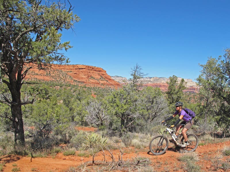 Kobiety halny jechać na rowerze w czerwonych skałach, Sedona, usa obrazy stock Kobiety halny jechać na rowerze w czerwonych skałach, Sedona, usa obrazy stock